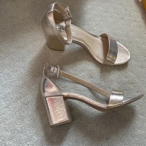 NEVER WORN - CHINESE LAUNDRY Jody Starstone Light Gold 8 1/2 Block Heel Sandals